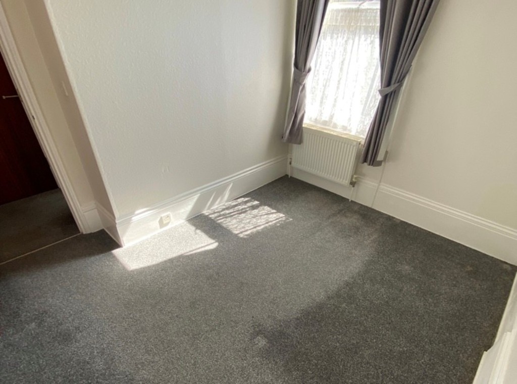 Lot: 171 - ONE-BEDROOM FLAT WITH PARKING AND A SHARE OF FREEHOLD - Internal view of the flat prior to the latest occupancy